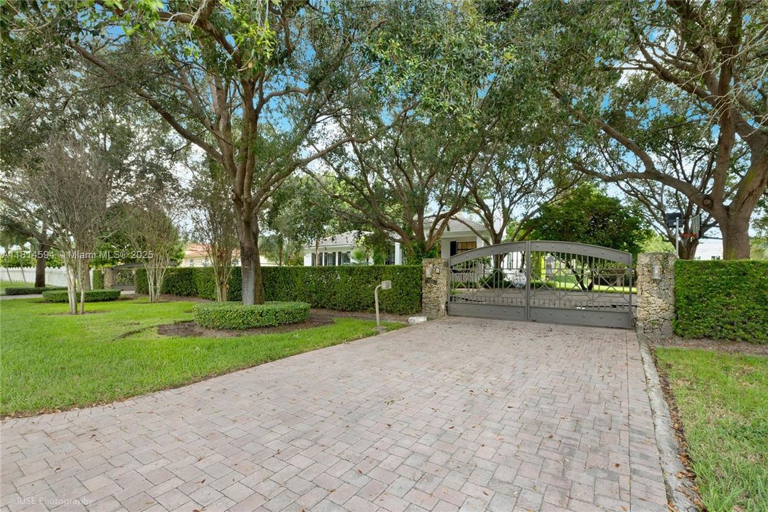 Под контрактом: $1,700,000 (4 спален, 3 ванн, 3026 Квадратных фут)