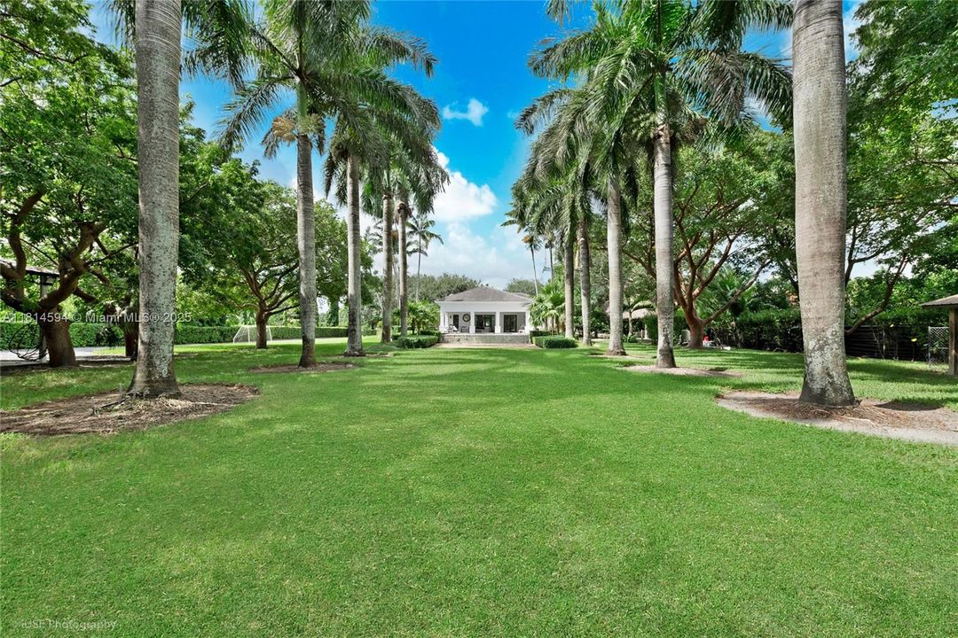 Под контрактом: $1,700,000 (4 спален, 3 ванн, 3026 Квадратных фут)