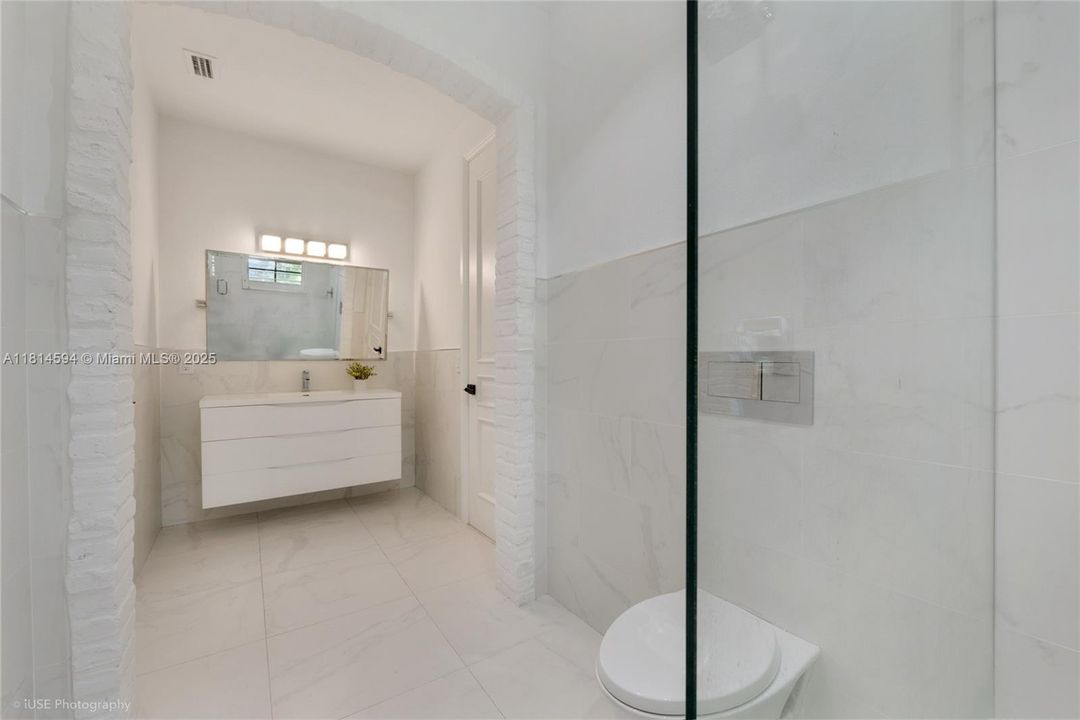 Под контрактом: $1,700,000 (4 спален, 3 ванн, 3026 Квадратных фут)