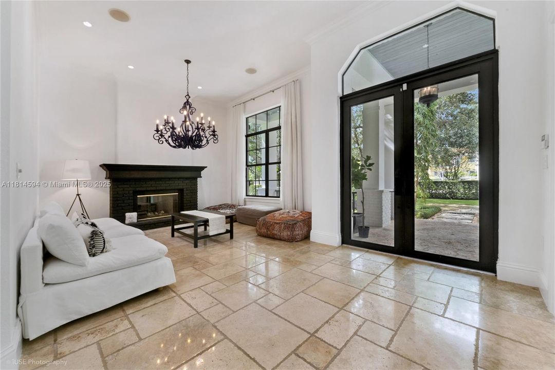 Под контрактом: $1,700,000 (4 спален, 3 ванн, 3026 Квадратных фут)