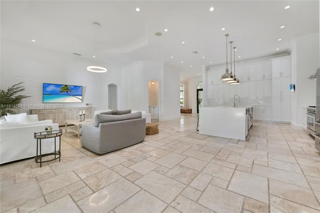 Под контрактом: $1,700,000 (4 спален, 3 ванн, 3026 Квадратных фут)