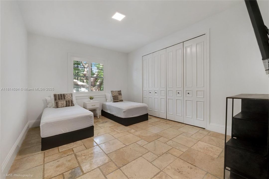 Под контрактом: $1,700,000 (4 спален, 3 ванн, 3026 Квадратных фут)