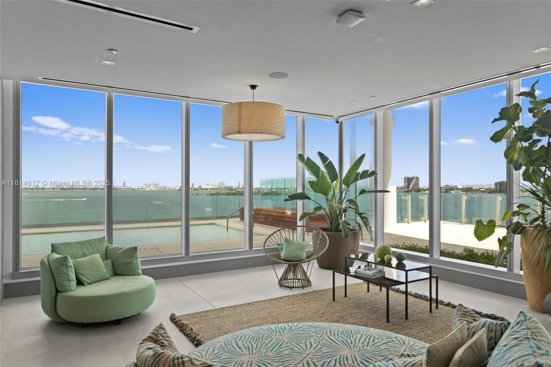 Activo con contrato: $18,500 (2 camas, 3 baños, 2347 Pies cuadrados)