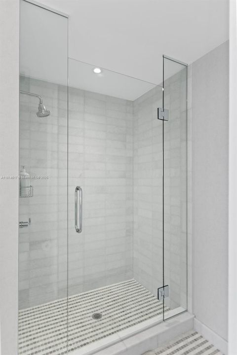 Activo con contrato: $18,500 (2 camas, 3 baños, 2347 Pies cuadrados)