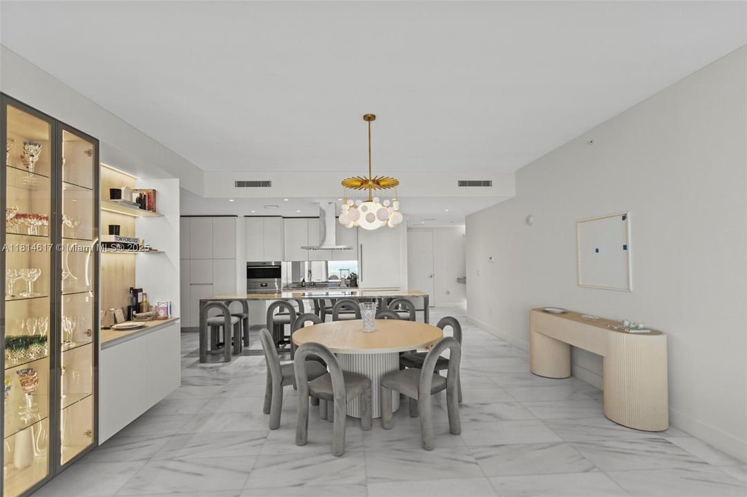 Activo con contrato: $18,500 (2 camas, 3 baños, 2347 Pies cuadrados)