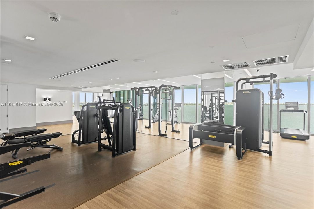 Activo con contrato: $18,500 (2 camas, 3 baños, 2347 Pies cuadrados)