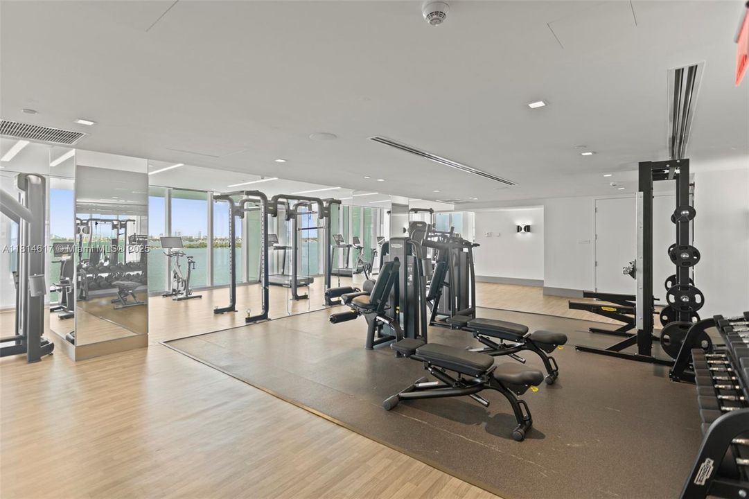 Activo con contrato: $18,500 (2 camas, 3 baños, 2347 Pies cuadrados)