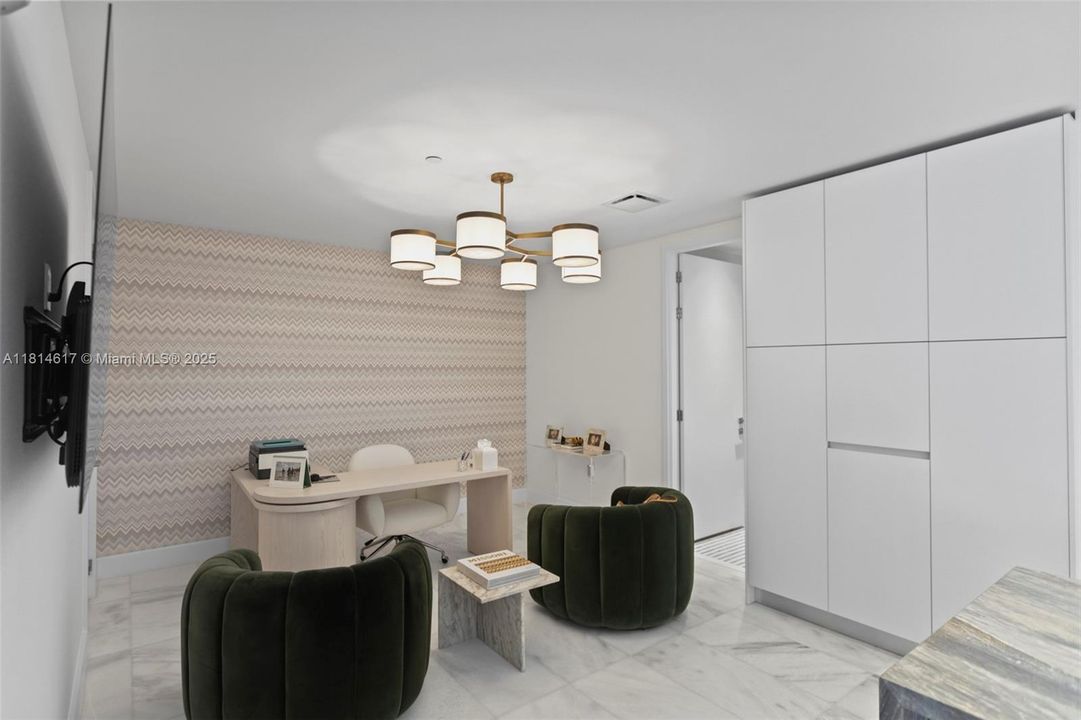 Activo con contrato: $18,500 (2 camas, 3 baños, 2347 Pies cuadrados)