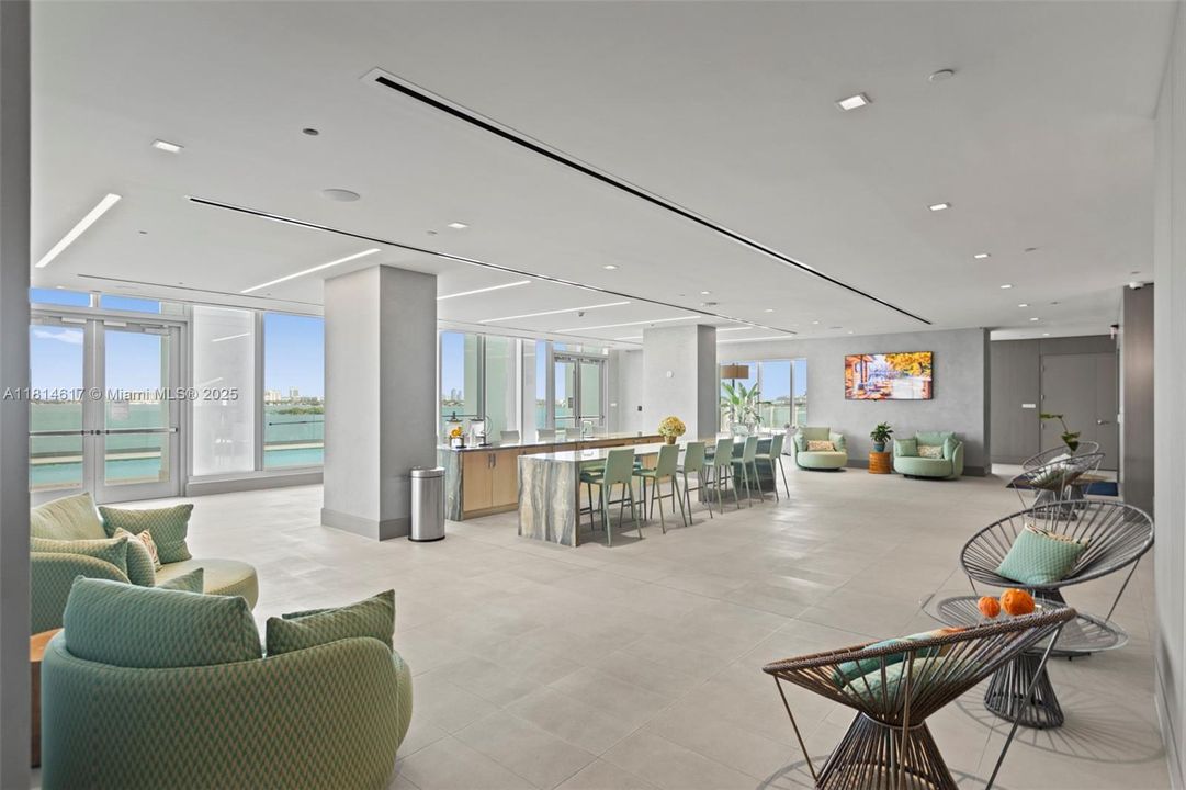 Activo con contrato: $18,500 (2 camas, 3 baños, 2347 Pies cuadrados)