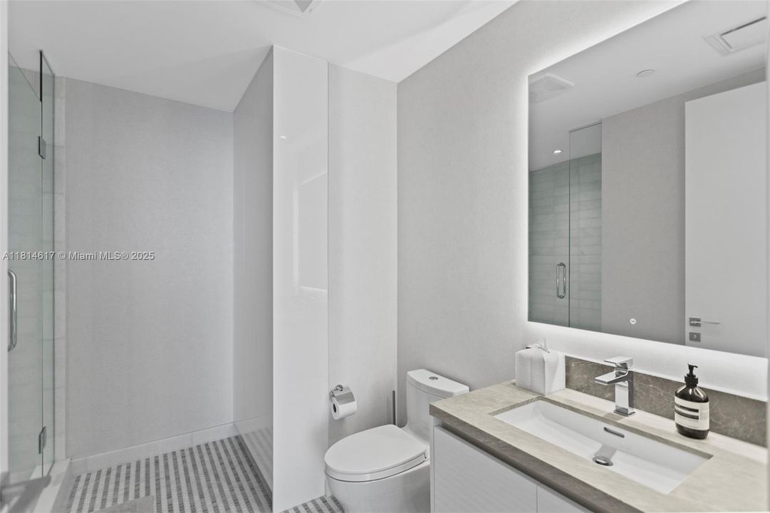 Activo con contrato: $18,500 (2 camas, 3 baños, 2347 Pies cuadrados)