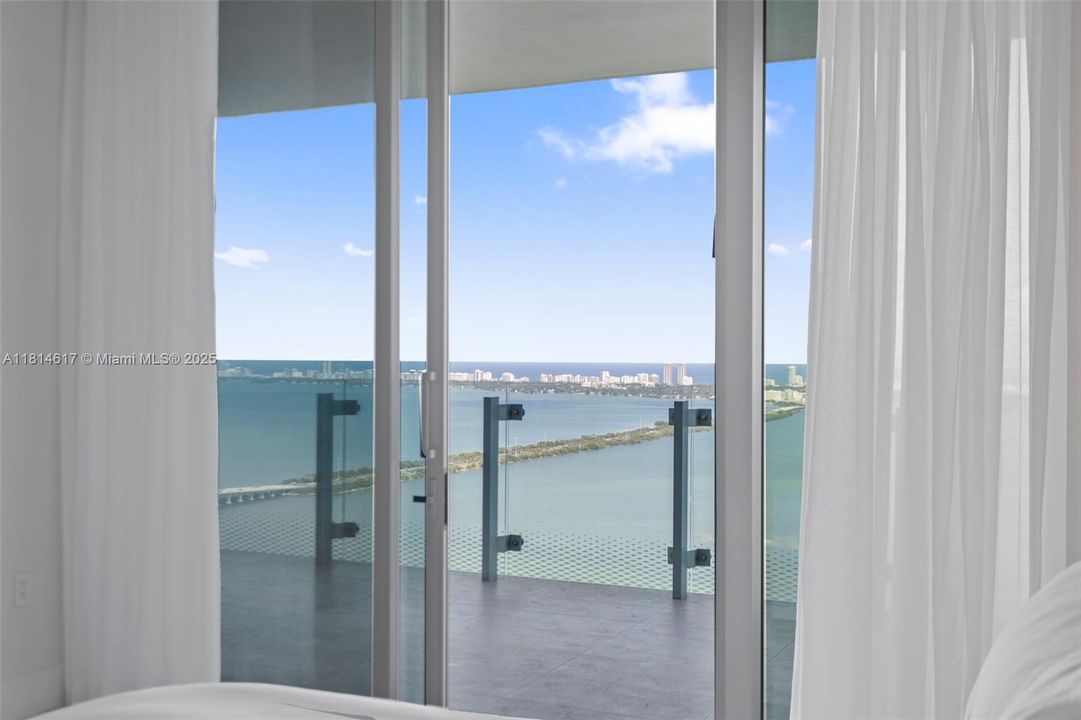 Activo con contrato: $18,500 (2 camas, 3 baños, 2347 Pies cuadrados)