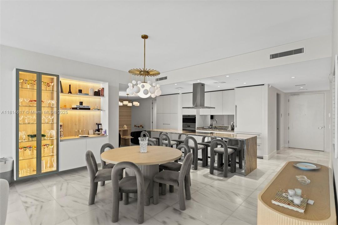 Activo con contrato: $18,500 (2 camas, 3 baños, 2347 Pies cuadrados)