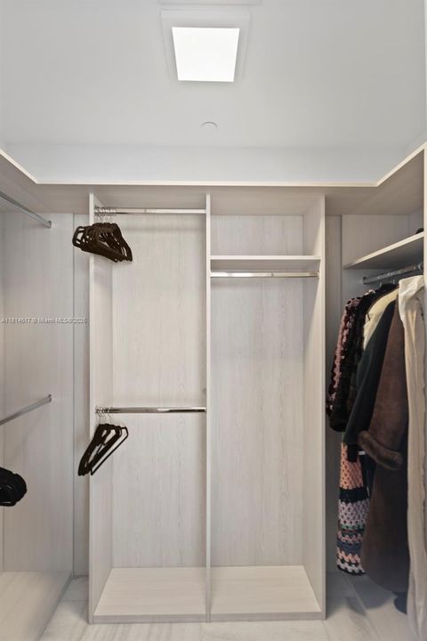 Activo con contrato: $18,500 (2 camas, 3 baños, 2347 Pies cuadrados)