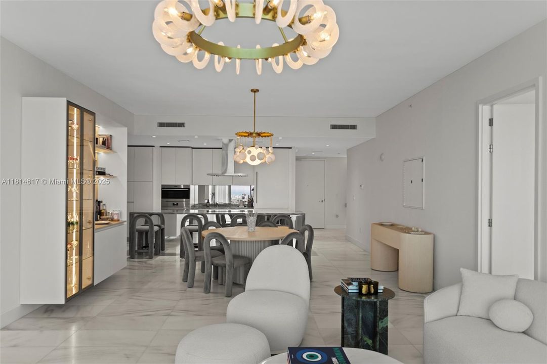 Activo con contrato: $18,500 (2 camas, 3 baños, 2347 Pies cuadrados)