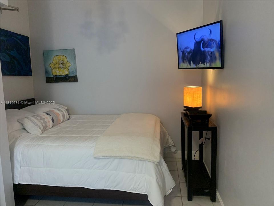 A unit fully furnished 245 ft.²