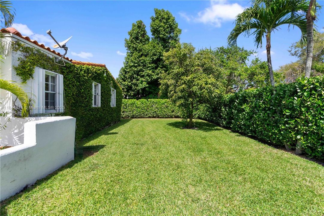 Side yard room for a pool