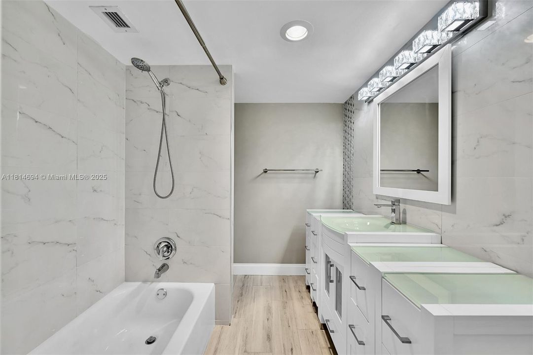 最近售出: $299,000 (1 贝兹, 1 浴室, 1103 平方英尺)