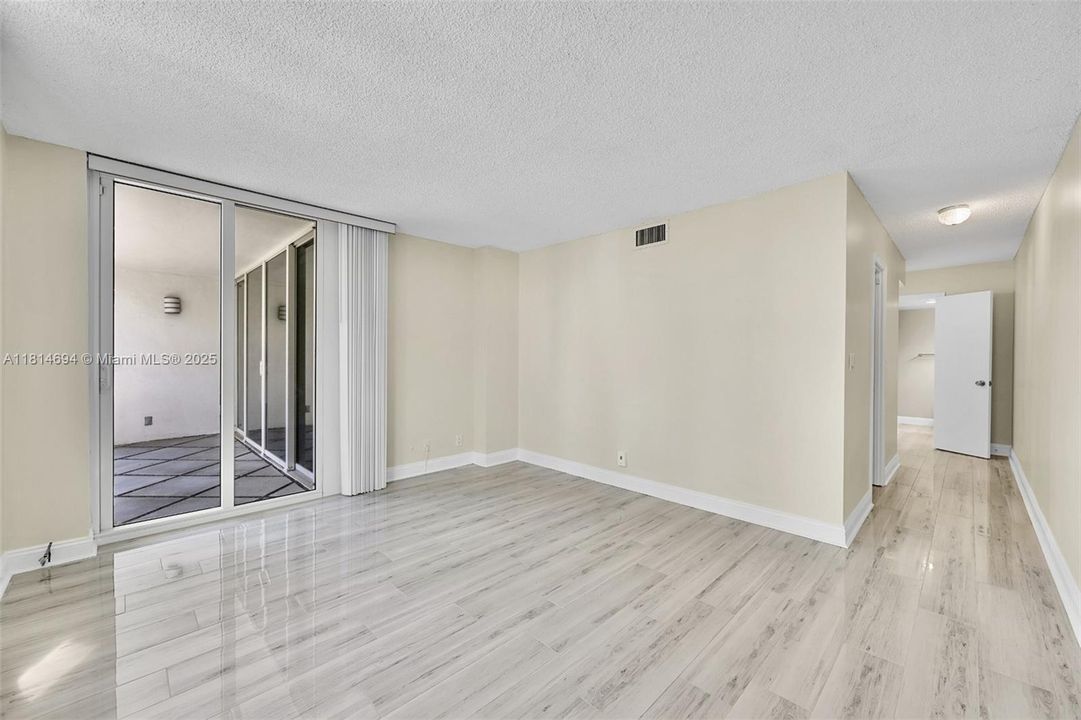 最近售出: $299,000 (1 贝兹, 1 浴室, 1103 平方英尺)