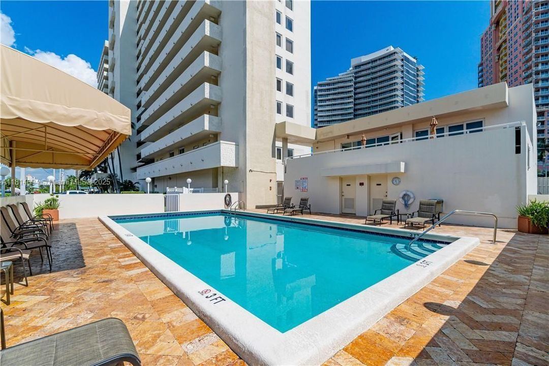 最近售出: $299,000 (1 贝兹, 1 浴室, 1103 平方英尺)