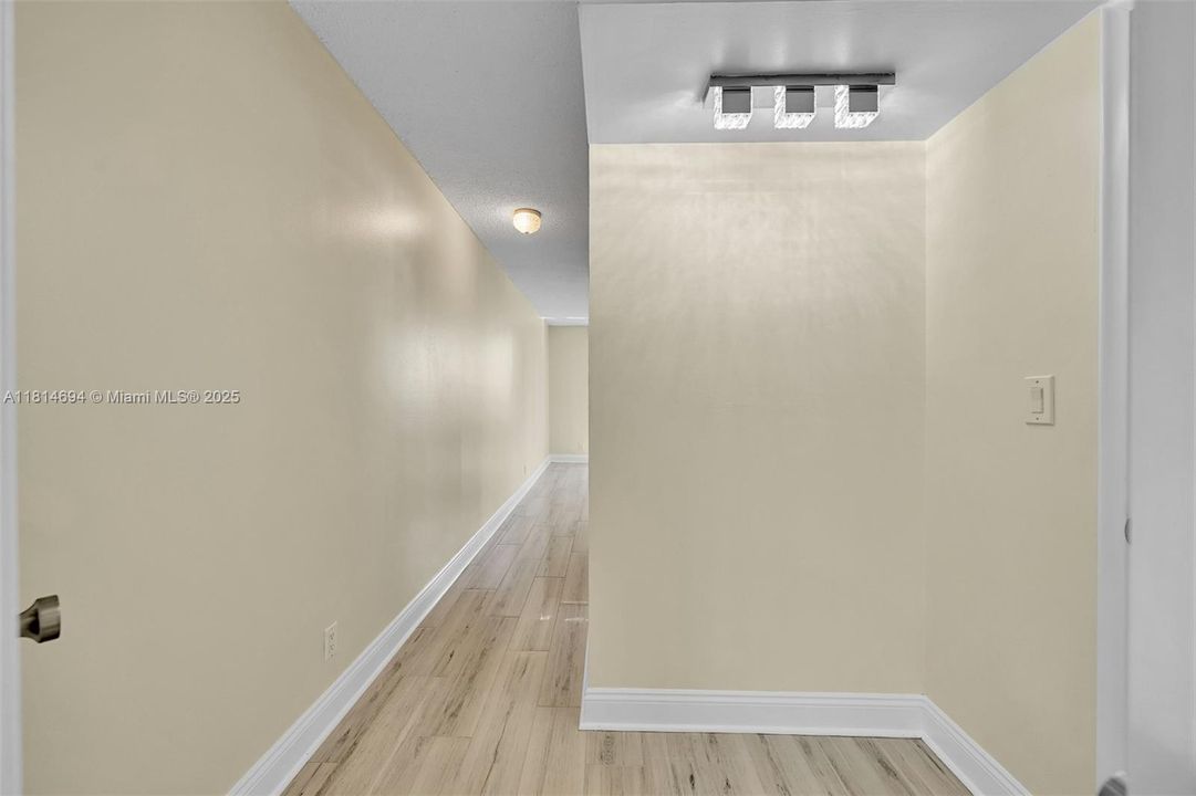 最近售出: $299,000 (1 贝兹, 1 浴室, 1103 平方英尺)