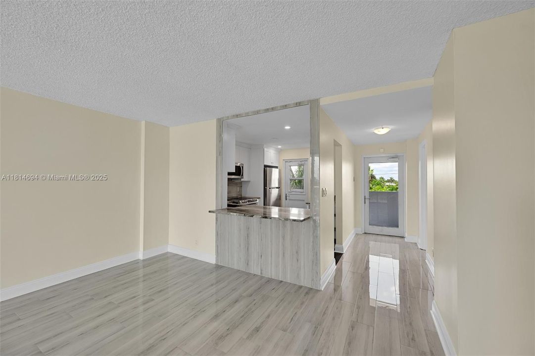 最近售出: $299,000 (1 贝兹, 1 浴室, 1103 平方英尺)