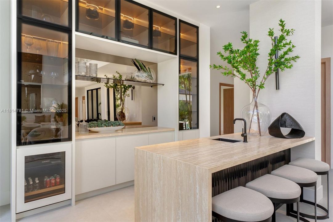 待售: $11,995,000 (8 贝兹, 9 浴室, 9406 平方英尺)