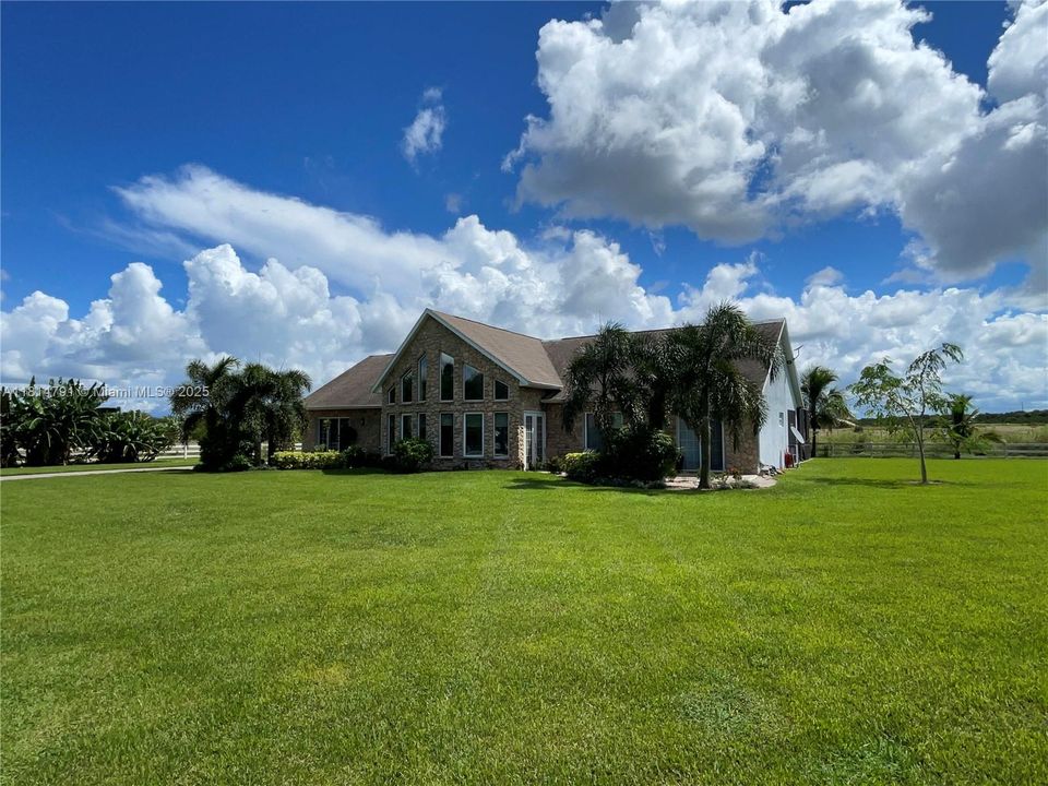 For Sale: $810,000 (4 beds, 2 baths, 2665 Square Feet)