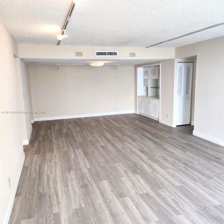 合同活跃: $605,000 (2 贝兹, 2 浴室, 1348 平方英尺)