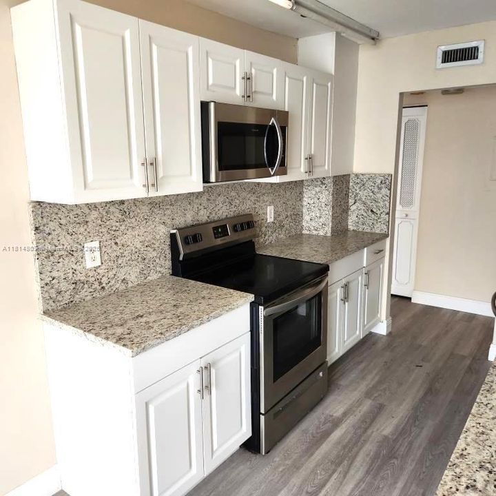 合同活跃: $605,000 (2 贝兹, 2 浴室, 1348 平方英尺)