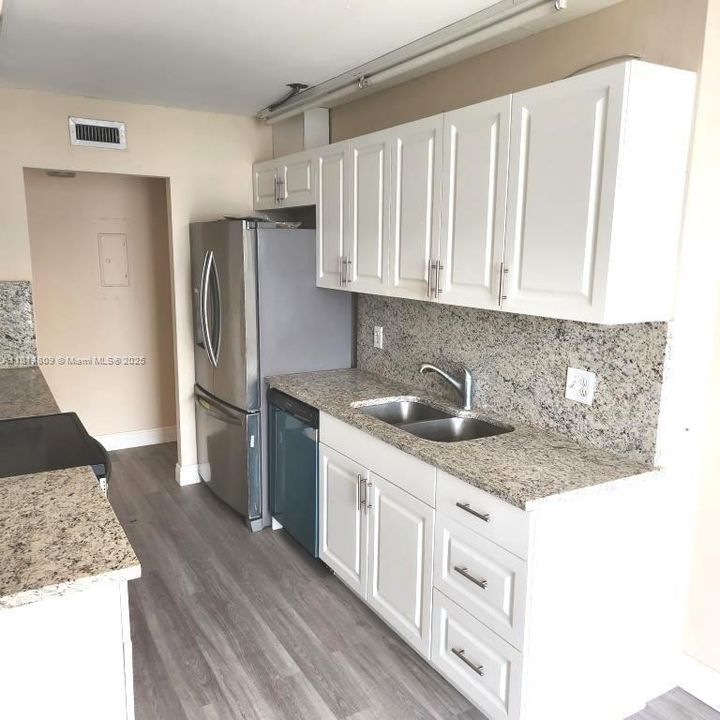 合同活跃: $605,000 (2 贝兹, 2 浴室, 1348 平方英尺)