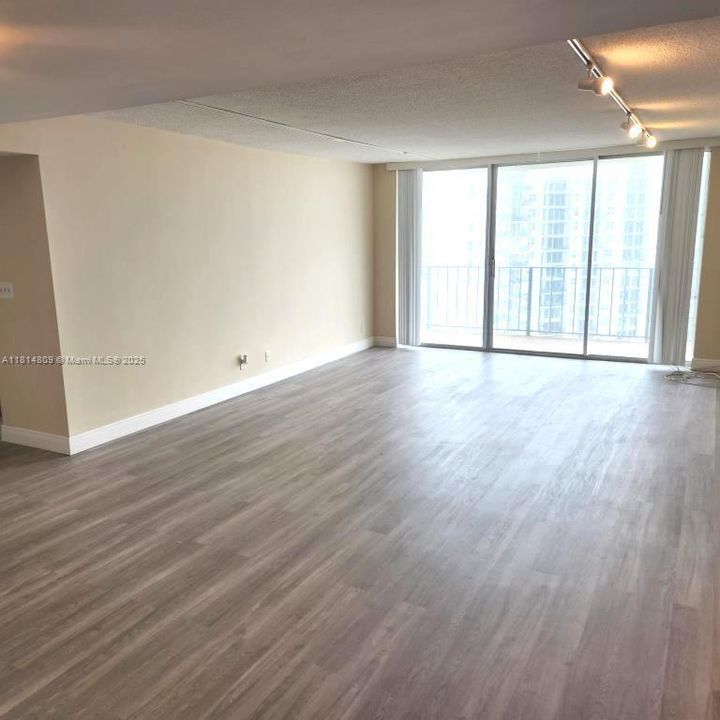 合同活跃: $605,000 (2 贝兹, 2 浴室, 1348 平方英尺)