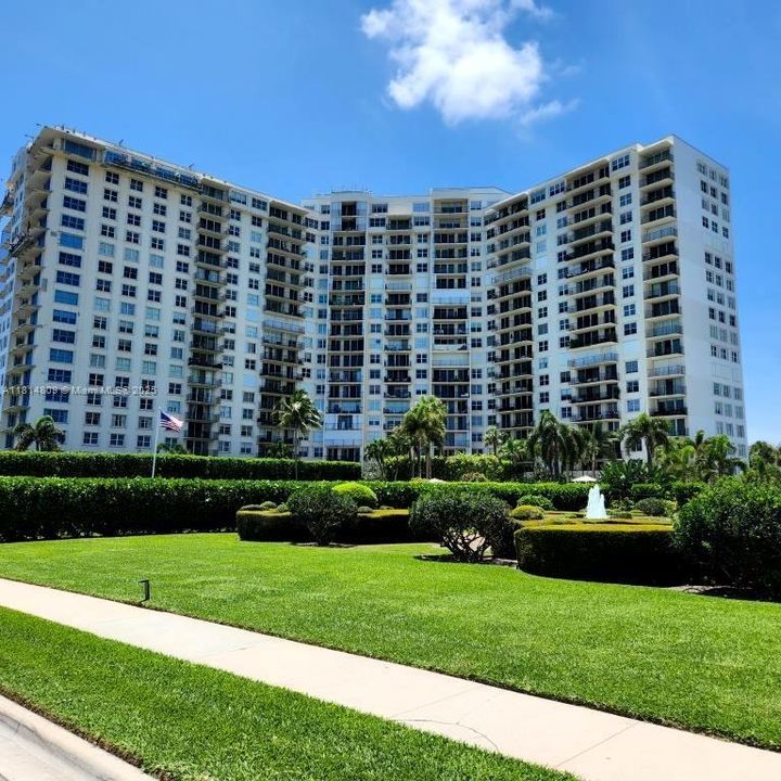 合同活跃: $605,000 (2 贝兹, 2 浴室, 1348 平方英尺)