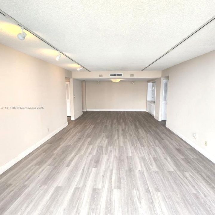 合同活跃: $605,000 (2 贝兹, 2 浴室, 1348 平方英尺)