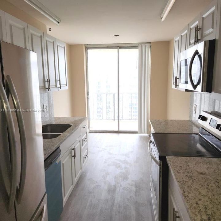 合同活跃: $605,000 (2 贝兹, 2 浴室, 1348 平方英尺)