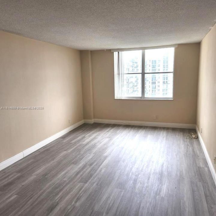 合同活跃: $605,000 (2 贝兹, 2 浴室, 1348 平方英尺)