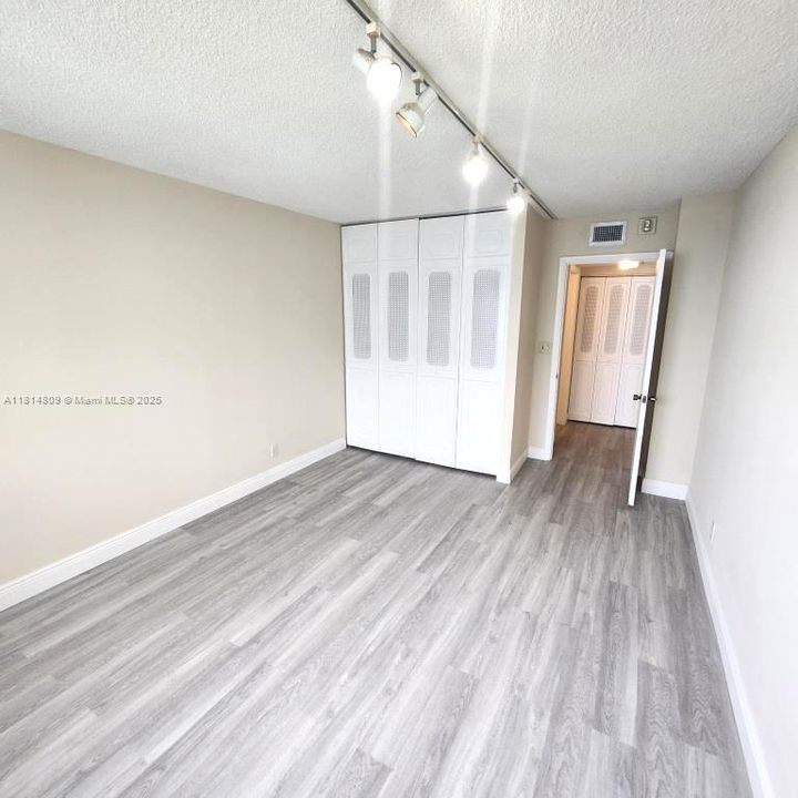 合同活跃: $605,000 (2 贝兹, 2 浴室, 1348 平方英尺)