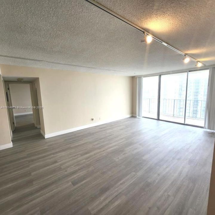 合同活跃: $605,000 (2 贝兹, 2 浴室, 1348 平方英尺)