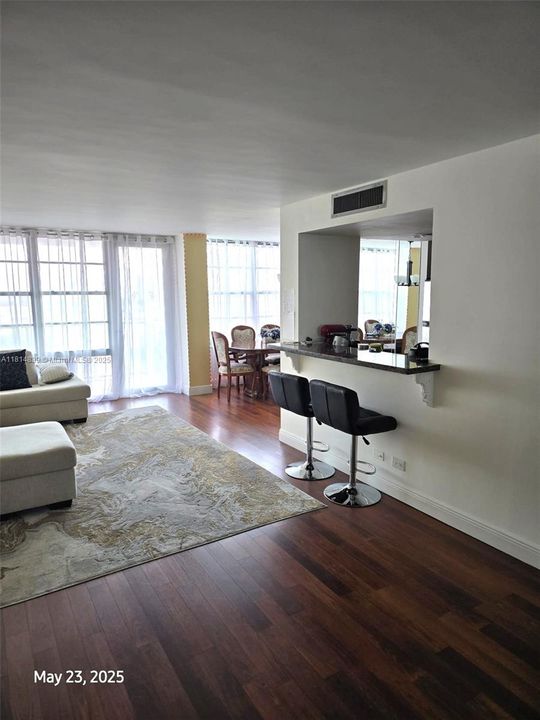 Activo con contrato: $350,000 (1 camas, 1 baños, 938 Pies cuadrados)