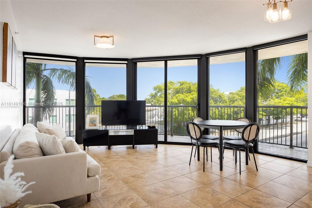 Недавно продано: $345,000 (2 спален, 2 ванн, 997 Квадратных фут)