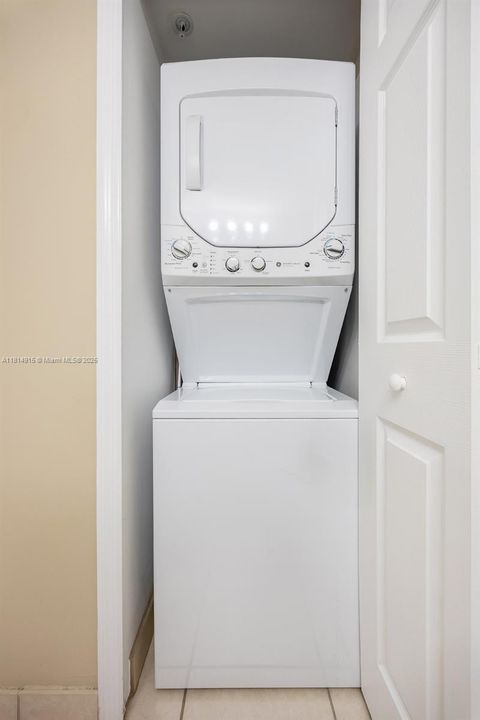 Недавно продано: $345,000 (2 спален, 2 ванн, 997 Квадратных фут)