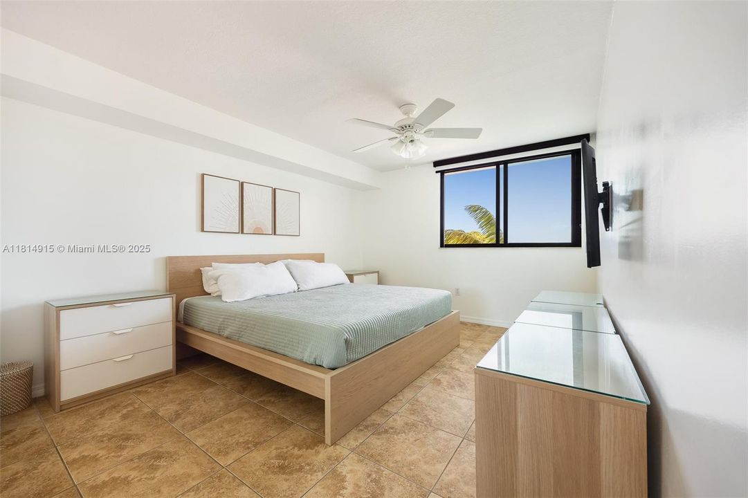 Недавно продано: $345,000 (2 спален, 2 ванн, 997 Квадратных фут)