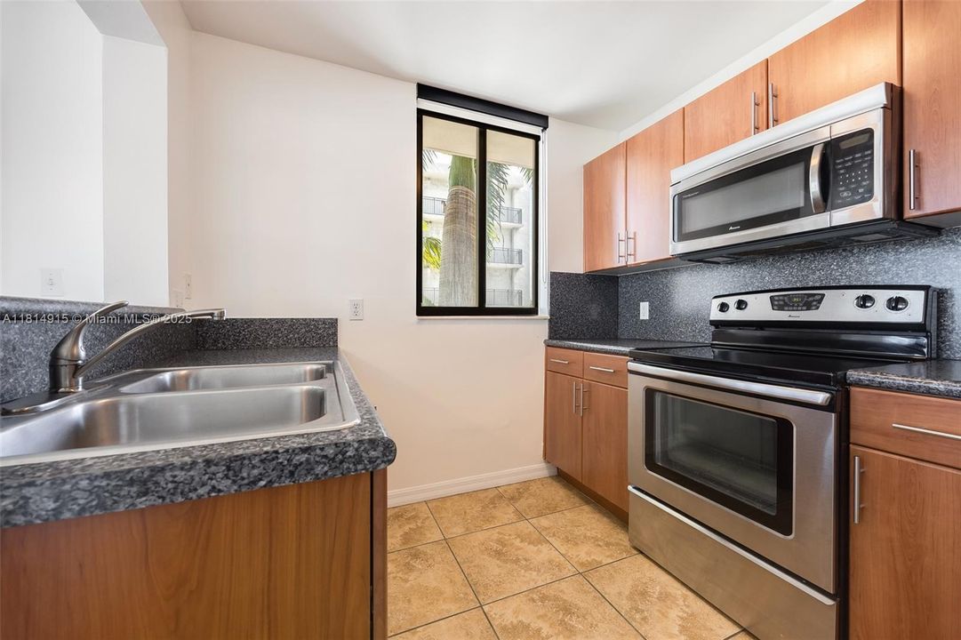 Недавно продано: $345,000 (2 спален, 2 ванн, 997 Квадратных фут)