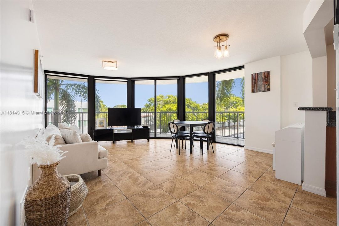 Недавно продано: $345,000 (2 спален, 2 ванн, 997 Квадратных фут)