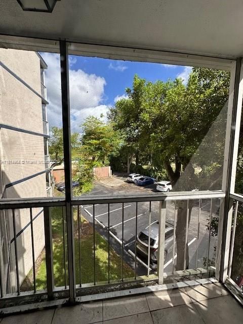 Active With Contract: $225,000 (2 beds, 2 baths, 908 Square Feet)