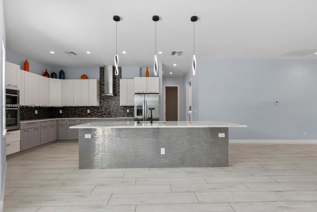 Recently Rented: $3,350 (3 beds, 2 baths, 2191 Square Feet)