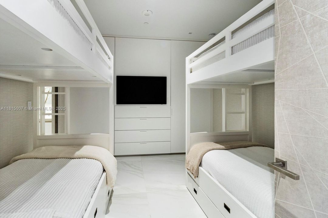 Recientemente alquilado: $38,000 (3 camas, 3 baños, 2122 Pies cuadrados)