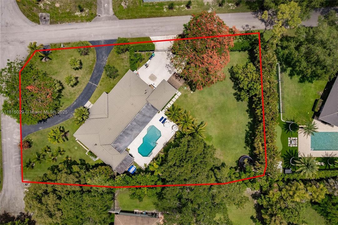 Под контрактом: $2,099,000 (4 спален, 3 ванн, 3994 Квадратных фут)