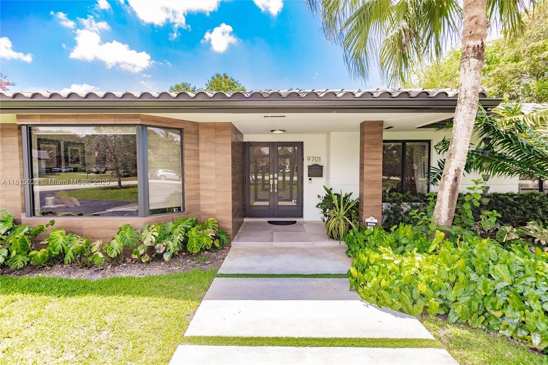 Под контрактом: $2,099,000 (4 спален, 3 ванн, 3994 Квадратных фут)