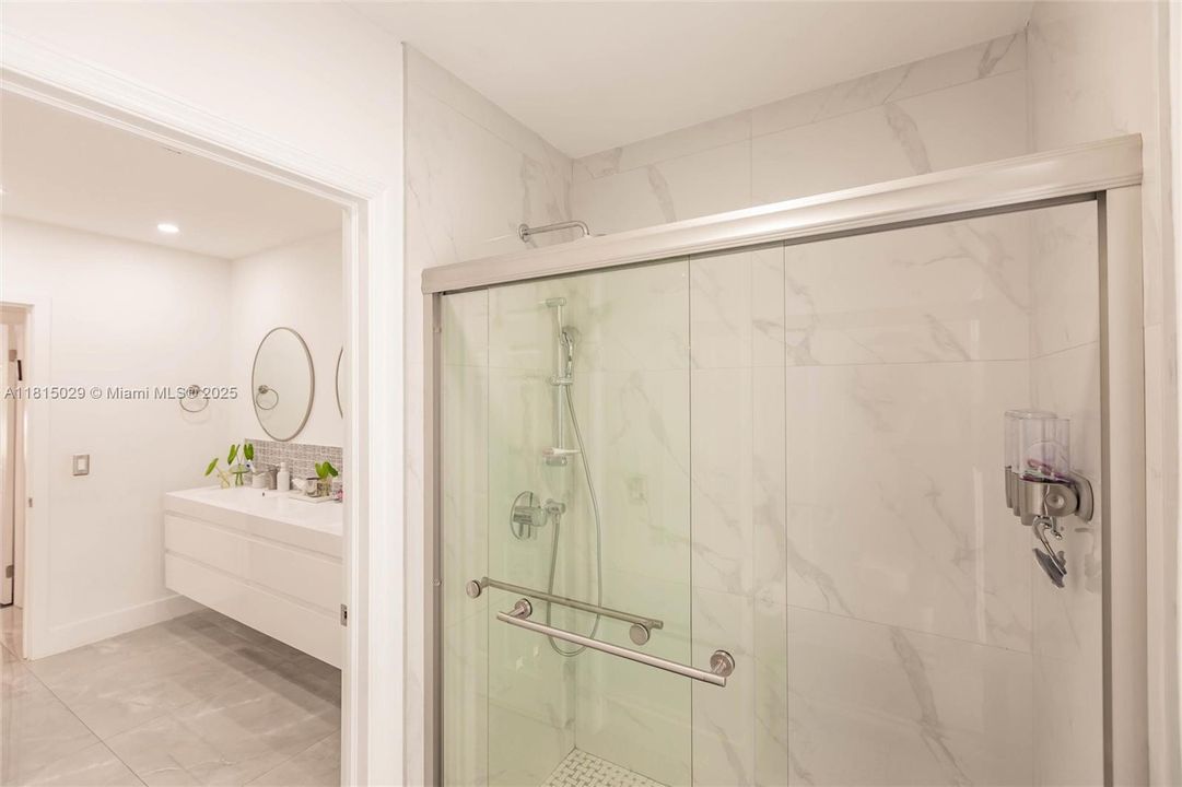 Под контрактом: $2,099,000 (4 спален, 3 ванн, 3994 Квадратных фут)