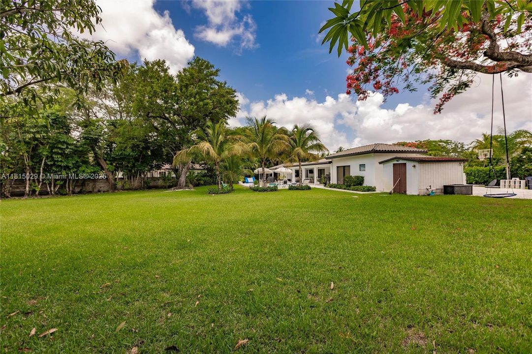 Под контрактом: $2,099,000 (4 спален, 3 ванн, 3994 Квадратных фут)